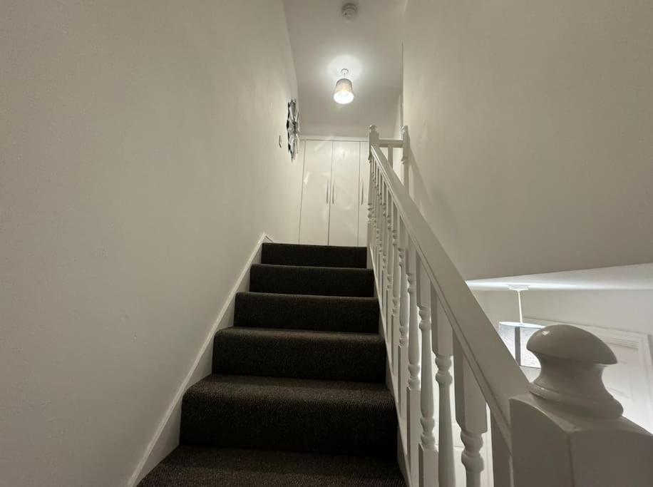 Вілла Modern Townhouse - 3 Bed 2.5 Bath 2 Private Gated Parking Веллінгборо Екстер'єр фото
